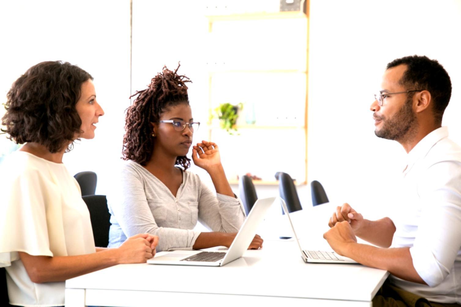 Sesión de modelado 3D en progreso mostrando técnicas avanzadas de Blender