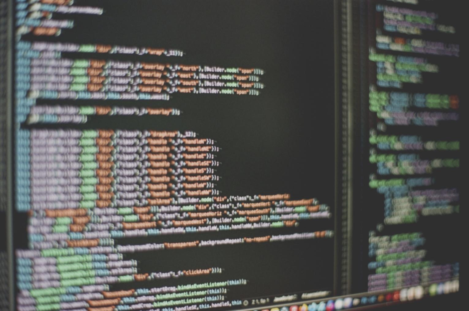 Estudio de desarrollo 3D con múltiples monitores mostrando proyectos en progreso