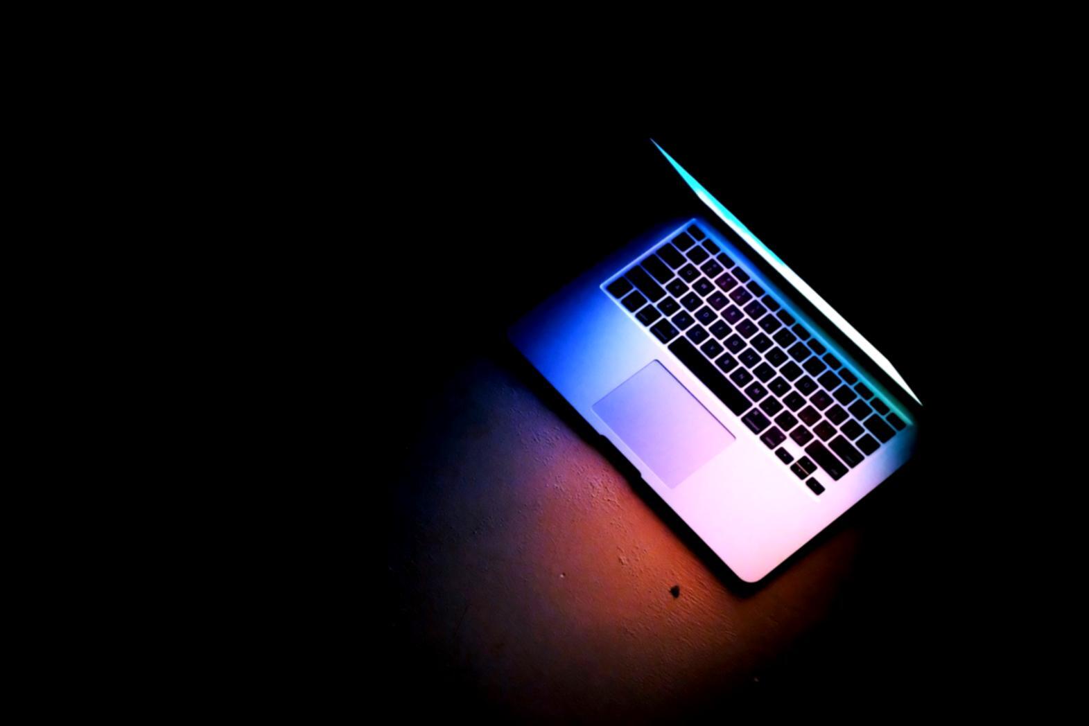 Estudiantes trabajando en proyectos de diseño 3D en nuestro laboratorio